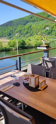 Terasse Restaurant Zum Schiff mit Blick auf den Neckar