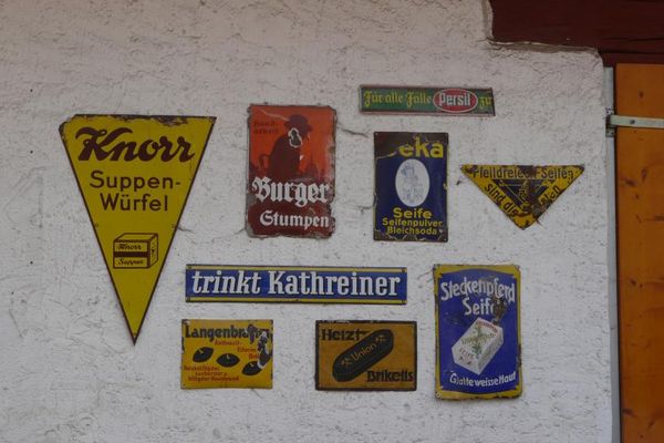 Historische Reklameschilder im Reklame-Museum Hammelbach. Sammlung alter Werbeschilder im Odenwald. Nostalgische Werbung vergangener Jahrzehnte in Hammelbach