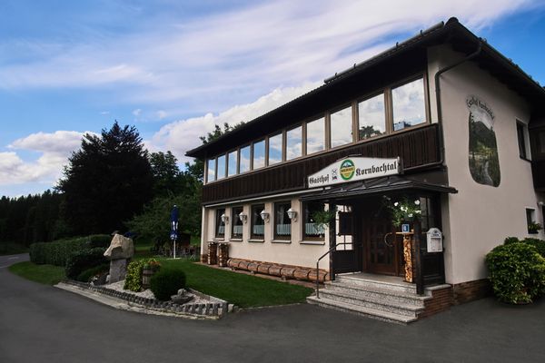 Auf dem Bild ist der Gasthof von außen zu sehen