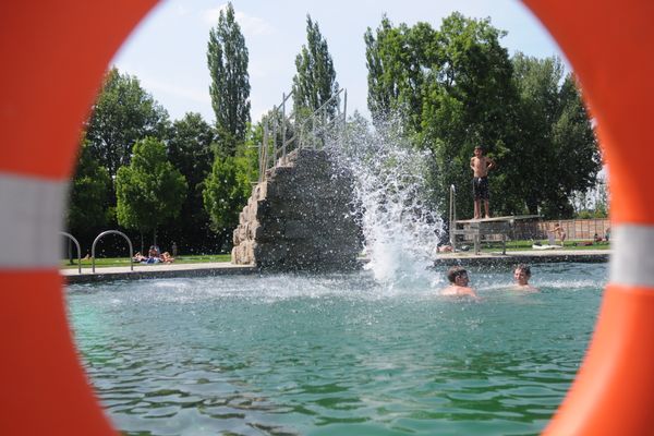 Freibad Schwimmbecken mit Rettungsring