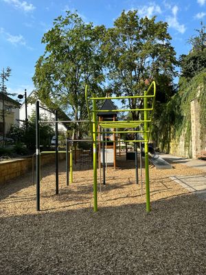 Das Bild zeigt eine Fitnessanlage zum Trainieren von Kraft aus Ausdauer für ältere Kinder. Diese befindet sich am Spielplatz im Stadtgraben in Kronach.