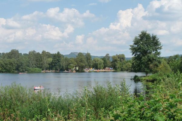 Blick über den Naturbadesee Ebensfeld mit dem Staffelberg im Hintergrund