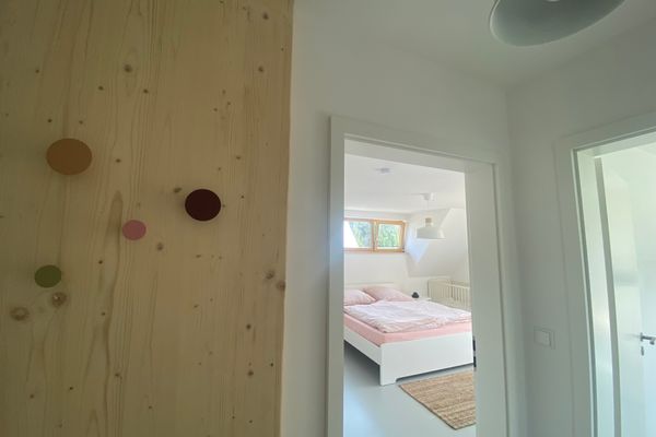 Versteckter Blick in Richtung Schlafzimmer
