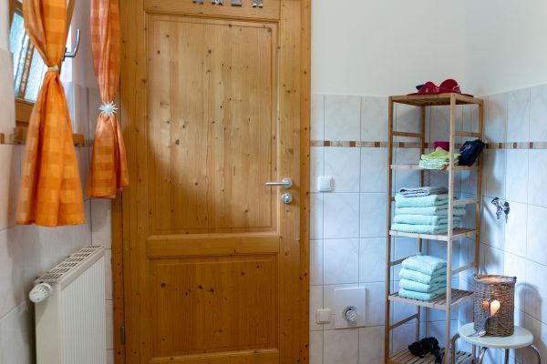 Großzügig gestaltetes Badezimmer