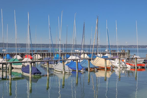 Segelboote am Steg
