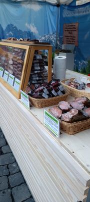 Schinkenspezialitäten auf dem Alsfelder Wochenmarkt