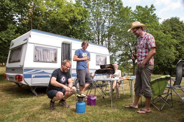 Der Wohnmobilstellplatz der hessischen Gemeinde Grebenhain im Vogelsberg liegt in Ilbeshausen-Hochwaldhausen. Idyllisch im Grünen gelegen befinden sich die Stellpätze auf einer Wiese direkt am Infohaus.