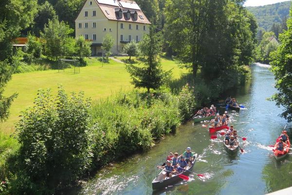 Wiesent vor dem Kreativzentrum Sachsenmühle