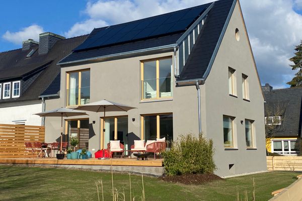 Außenansicht mit Blick auf die Terrasse und den Garten mit Wiese