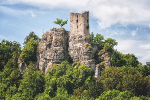 Blick auf eine Burgruine auf einem Feslsporn