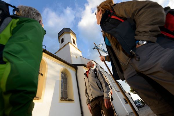 Pilger an der Wallfahrtskirche auf dem Hohen Peißenberg