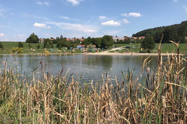 Badesee westlich von Hetten in Hohenpeißenberg