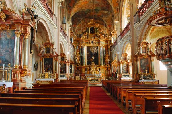 Innenansicht der Klosterkirche Oberalteich mit reicher Innenausstattung, Fresken und barockem Hochaltar, Seitenaltären, Freipfeilern und Emporen.