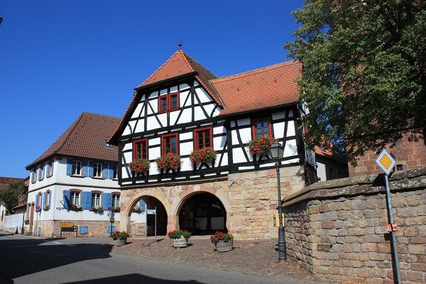 Bild des Datensatzes Kerwe in Heuchelheim mit Oldtimertreff