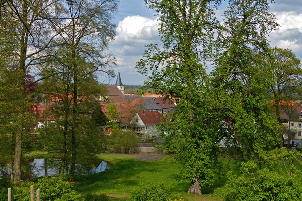 Blick vom Schloss über den Teich zum Untermerzbacher Kirchturm