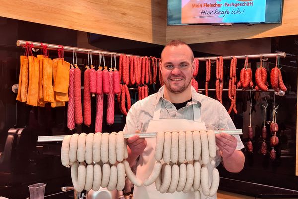 Metzgerei Schweizer und Reif - Metzgermeister mit seinem Wurstsortiment