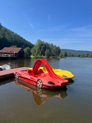 Auf dem Bild sind Treetboote zu sehen, diese stehen am Badesee Trebgast.
