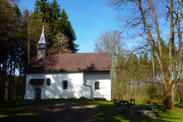 Die Pollingsrieder Kapelle liegt tief versteckt im Lauterbacher Wald.