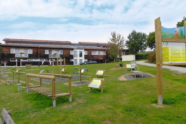 Neben einem Schul-Verkehrsgarten wurde ein Bewegungspark angelegt. Anleitungstafeln erklären die Übungen und die Handhabung der einzelnen Geräte.