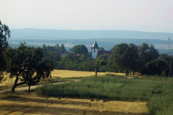 Blick auf den Waldbrunner Ortsteil Schollbrunn mit Kirchturm