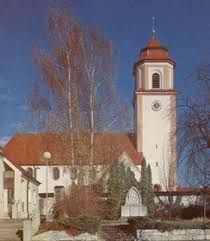 Der Betrachtet blickt vom Friedhof aus seitlich auf die barocke Pfarrkirche.