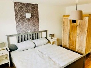 Schlafzimmer mit Doppelbett
