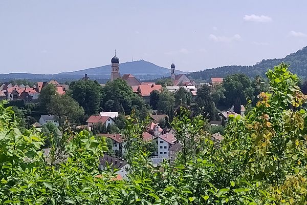 Blick auf die historische Altstadt von Schongau mit dem Hohen Peißenberg im Hintergrund