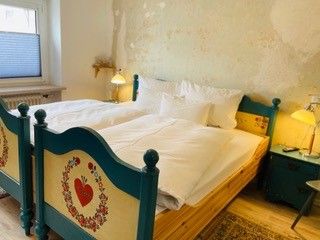 Schlafzimmer mit Bauernbetten