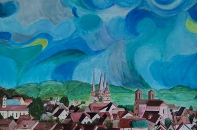 Das Bild zeigt eine farbenfrohe Stadtansicht mit geschwungenen, lebendigen Wolken in Blau-, Grün- und Gelbtönen. Im Vordergrund sind die Dächer der Stadt und zwei markante Kirchtürme zu sehen.