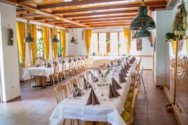 Gastraum, gedeckt für eine Hochzeit