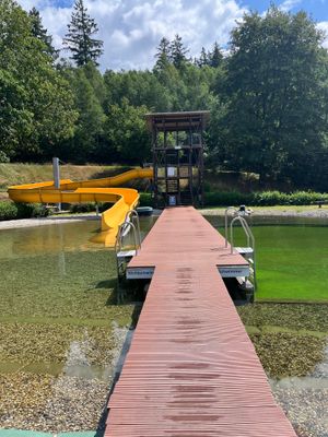 Das Bild zeigt einen Steg, der zum Aufgang der Wasserrutsche führt.