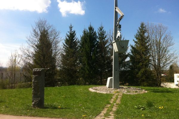 Seilbahn-Denkmal als Erinnerung an den florierenden Bergbau