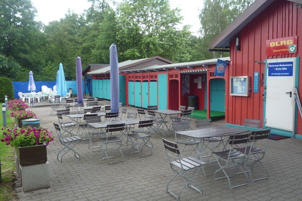 Auf dem Bild ist der Kiosk und die Sitzgelegenheiten davor zu sehen.