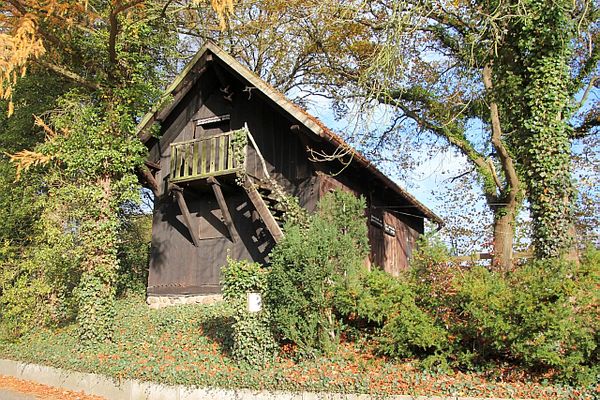 Treppenspeicher Himbergen, kleines Holzhaus mit Balkon und außen liegender Holztreppe (19. Jahrhundert)
