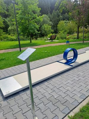 Teil der Minigolfanlage Hettigenbeuern inmitten eines Parks mit Wiese und Bäumen