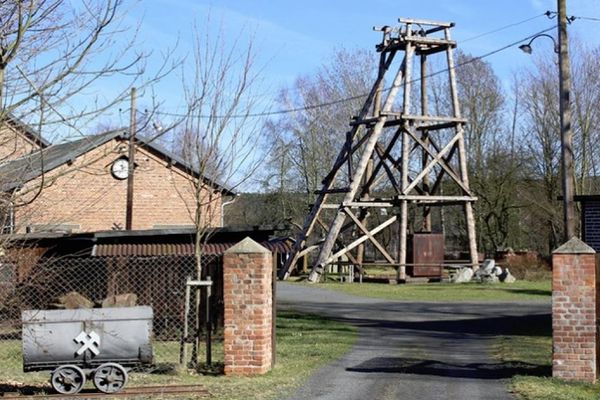 Auf dem Foto ist die Infostelle Altes Bergwerk Kleiner Johannes abgebildet.