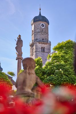 Mariensäule und Kirchturm