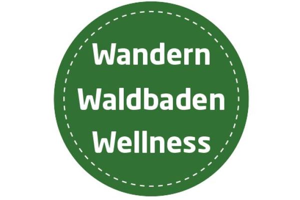 In einem grünen Kreis stehen untereinander in weißer Schrift die Worte "Wandern, Waldbaden, Wellness".