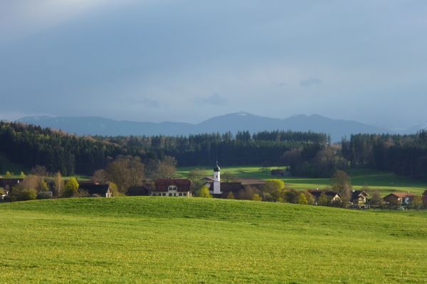 Schöner Blick auf Deutenhausen mit der Filialkirche St. Nikolaus - gesehen vom Sträßchen, das vom Birkhof nach Deutenhausen führt.
