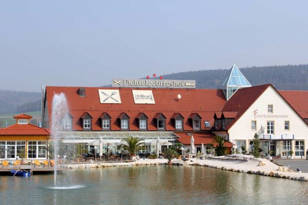 Haupthaus mit Springbrunnen