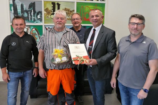 Unser Bild zeigt (von links) Personalrat Stefan Häßler, Heinrich Burger, stellvertretender Bauhofleiter Karlheinz Friedrich, 1. Bürgermeister Frank Stumpf und Stadtbaumeister Jörg Hohenberger.