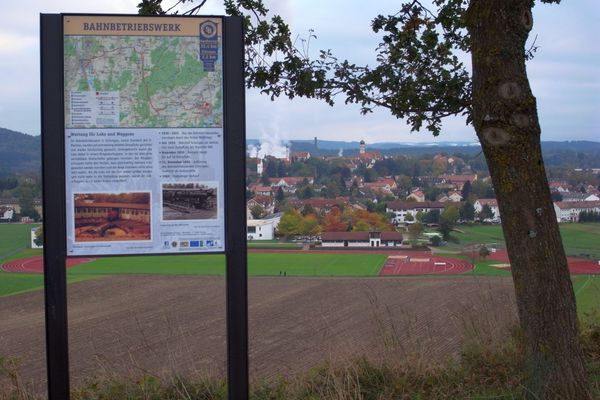 Infotafel an der Siechenhalde nördlich Schongau, mit Blick über die Altstadt