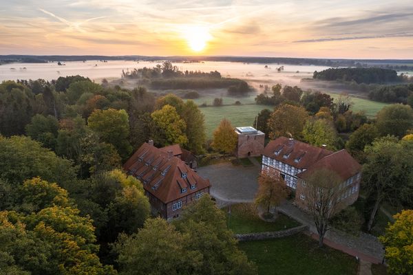 Luftaufnahme beim Sonnenaufgang von der Burg Bodenteich