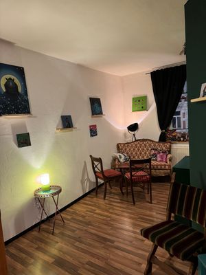 Auf dem Bild ist der Innenbereich mit Sitzgelegenheiten von TinteBarKunst zu sehen.