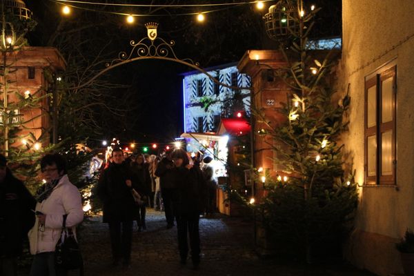 Weihnachtliche Stimmung mit romantischen Lichtern und geschmückten Buden auf dem Weihnachtsmarkt Adelsheim
