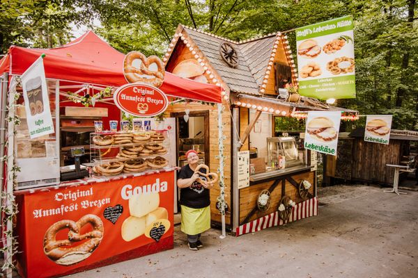 Annafest_Leberkäs-Hütte mit Brezenstand