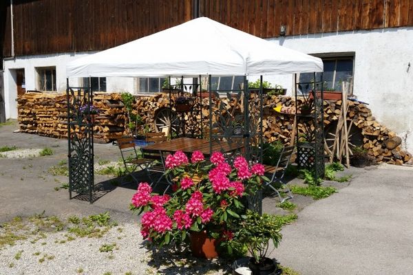 Der Betrachter steht auf dem Hof des Paradieshofes wo ein Pavillon für die Gäste aufgestellt wurde.