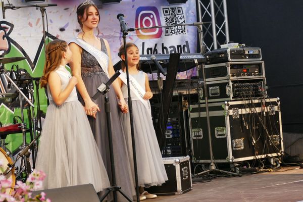 Ab Krönung von Apfelblütenkönigin Emma 1.