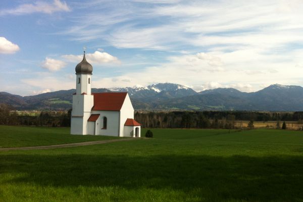Die Kapelle St. Johannisrain befindet sich im malerischen Alpenvorland