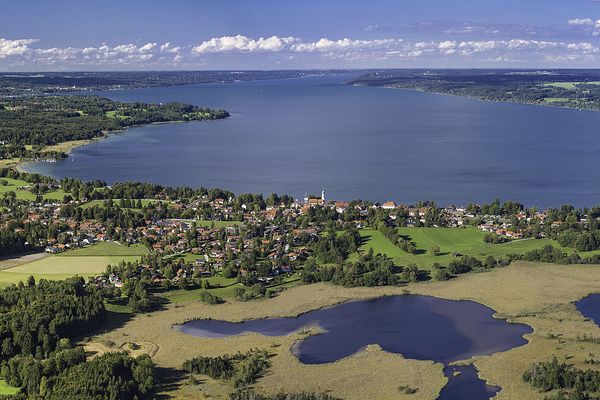 Blick über Seeshaupt auf den Starnberger See Richtung Norden